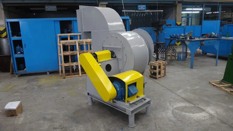 Exaustor centrifugo com transmissao indireta Brasfaiber instalado