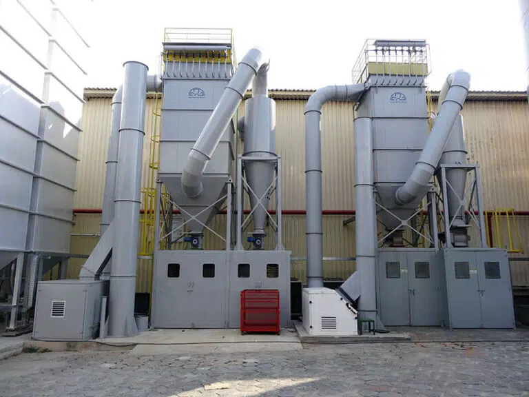 Filtro de manga instalado em planta industrial para controle de poluição