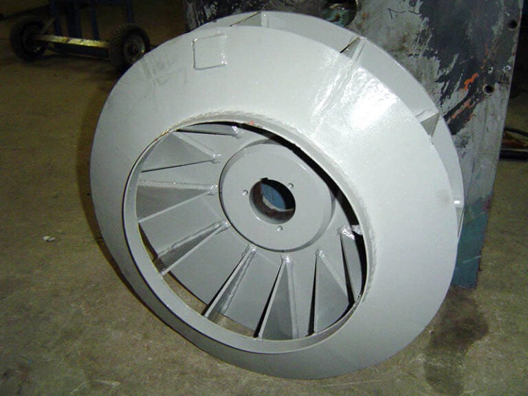 Rotor de exaustor centrífugo em oficina, pronto para substituição