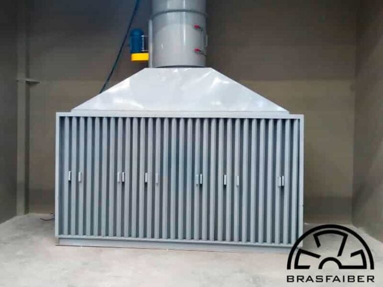 Cabine de pintura industrial com insuflação e filtragem de ar instalada em fábrica