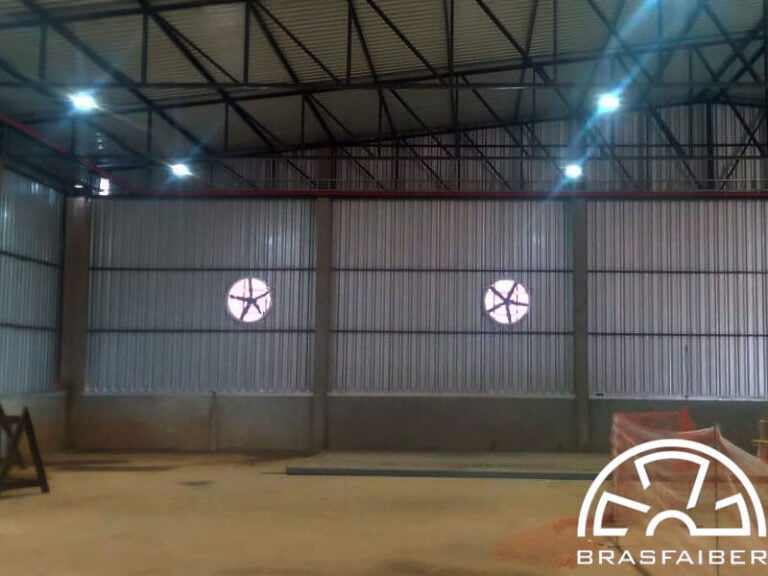 Ventiladores com filtro instalados no galpão de uma indústria de bioenergia