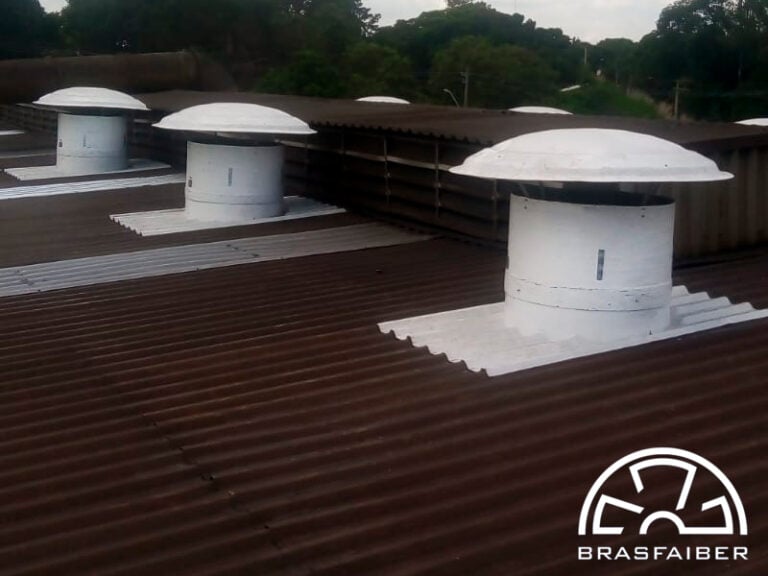Exaustores de telhado alinhados na cobertura de uma fundição, retirando o calor do processo