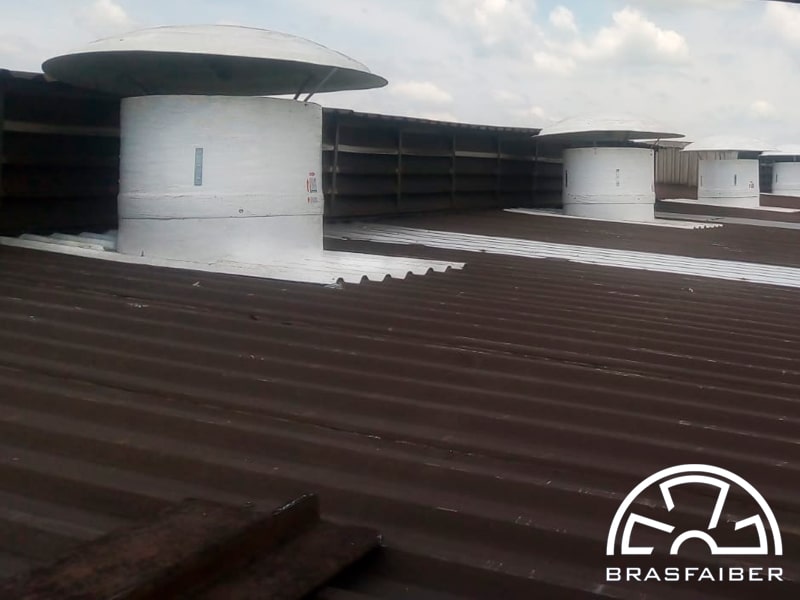 Otimize a ventilação em fundições de metais com nossos poderosos exaustores de telhado