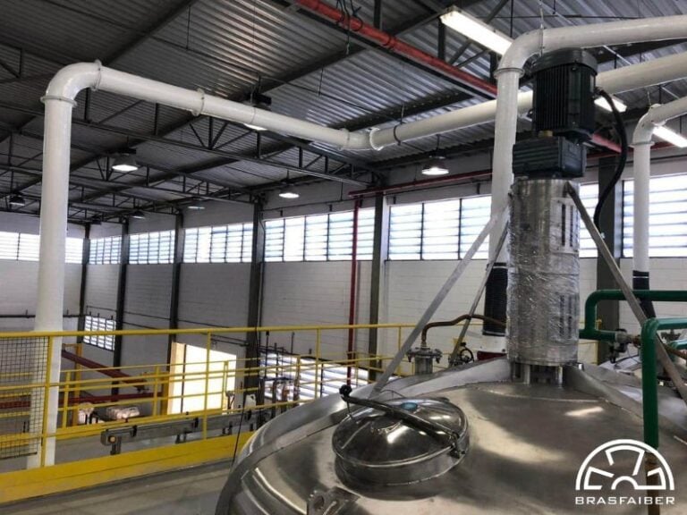 Captação e tubulação em PRFV sobre tanque de processo químico
