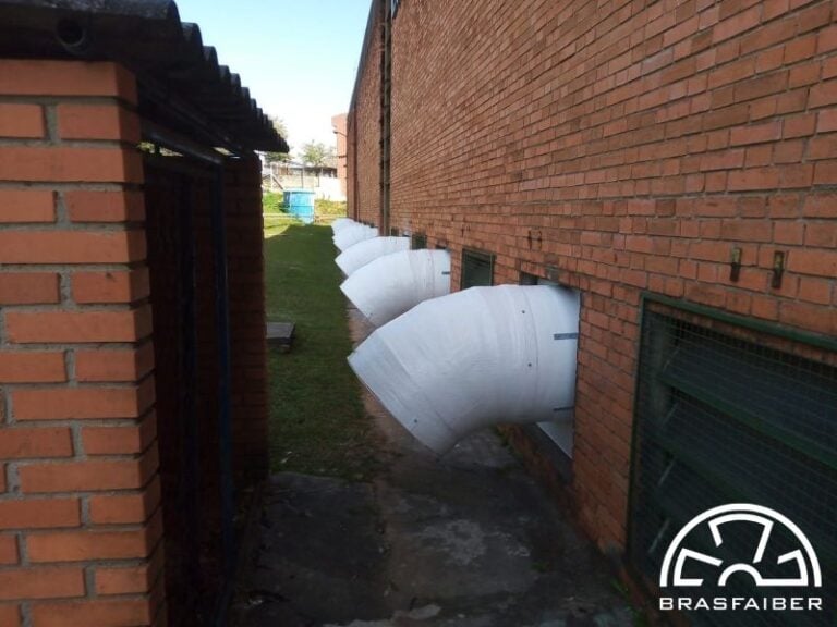 Exaustores de parede com curva de descarga retirando o calor de uma sala fechada