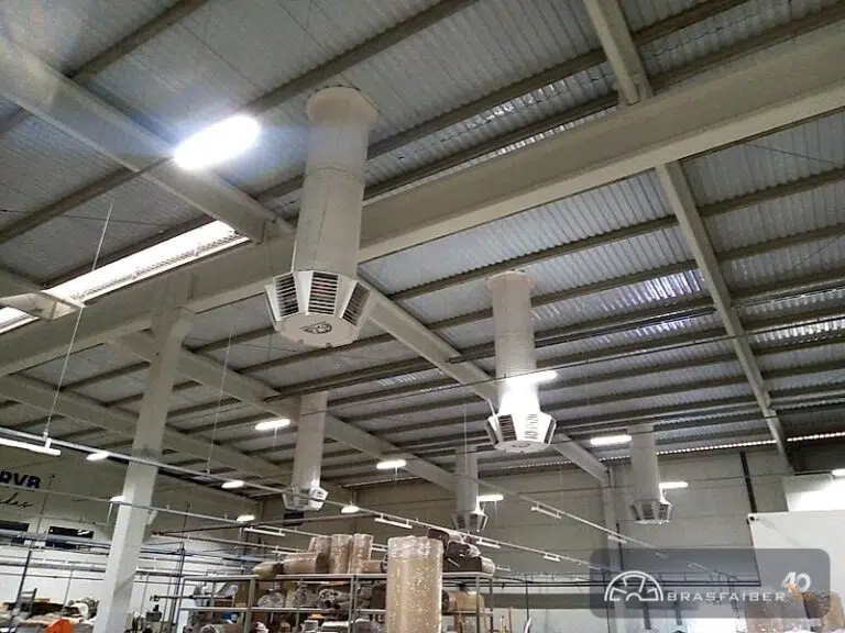 Insuflação de ar filtrado no galpão de produção por ventiladores de telhado