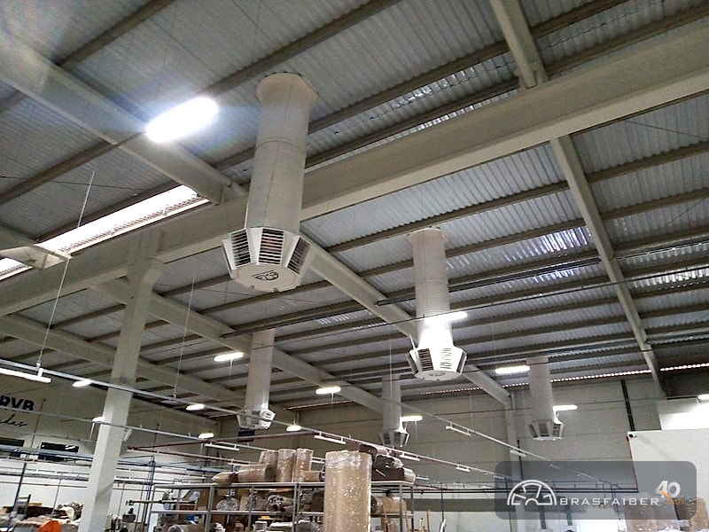 Insuflação de ar filtrado no galpão de produção por ventiladores de telhado