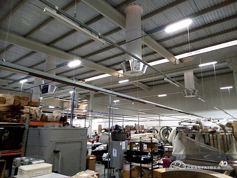 Sistema de ventilação de telhado distribuído pela cobertura do galpão