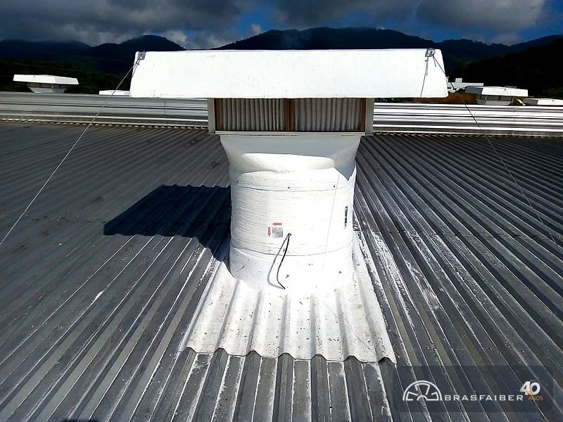 Ventilador axial de telhado com chapéu e telha em PRFV instalado na cobertura