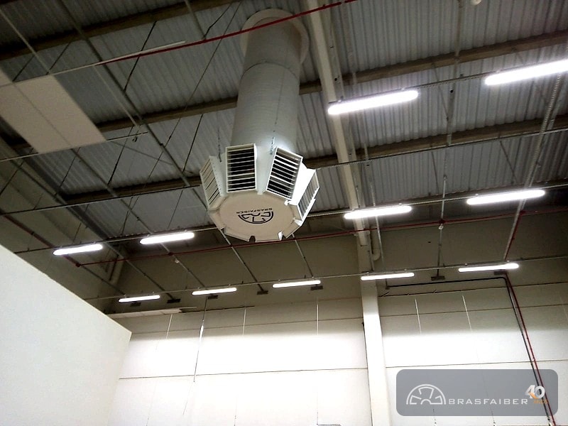 Ventilador axial de telhado com caixa de distribuição octogonal e grelhas de deflexão
