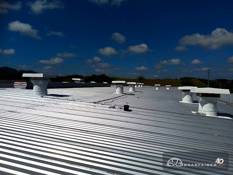 Vista da cobertura com os ventiladores axiais de telhado instalados
