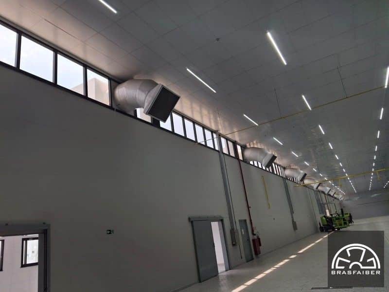 Ventiladores industriais com filtro e grelha difusora - Vista interna - Indústria Alimentícia - Brasfaiber