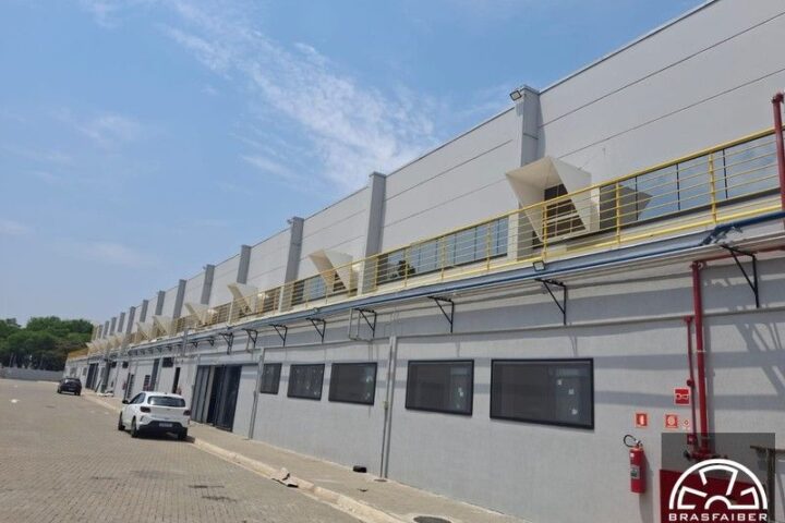 Vista externa do galpão com ventiladores de parede instalados em Indústria Alimentícia - Brasfaiber
