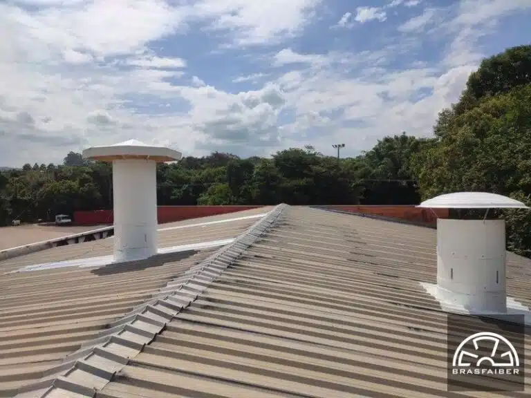 Insufladores de telhado Brasfaiber instalados na cobertura de galpão industrial