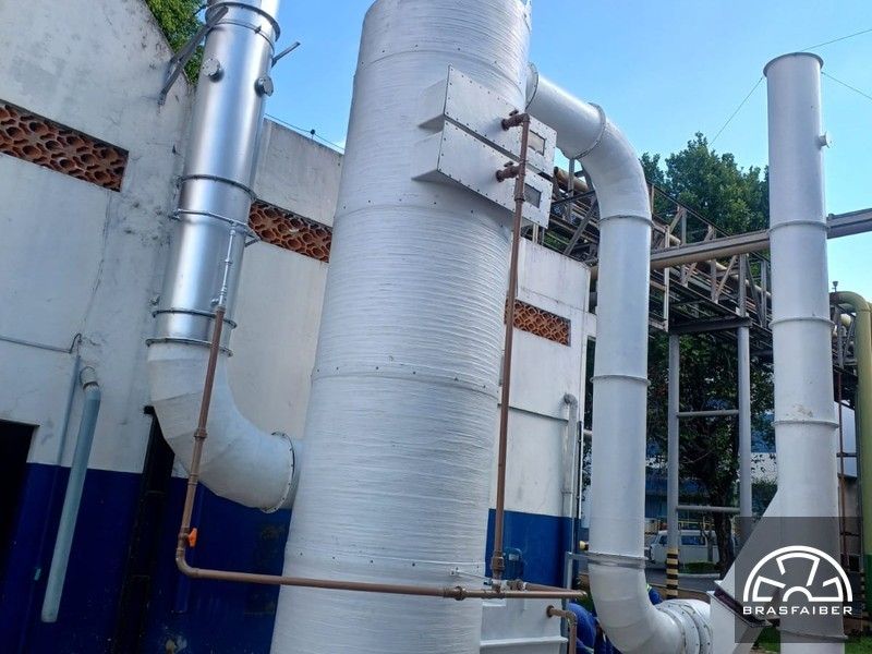 Lavador de gases com resfriador em PRFV instalado em laboratório farmacêutico