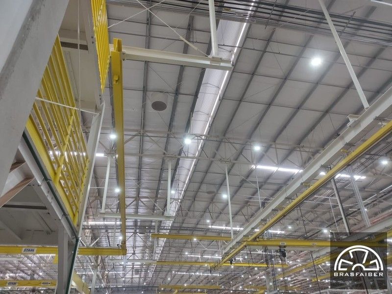 Vista interna do exaustor de telhado no galpão industrial