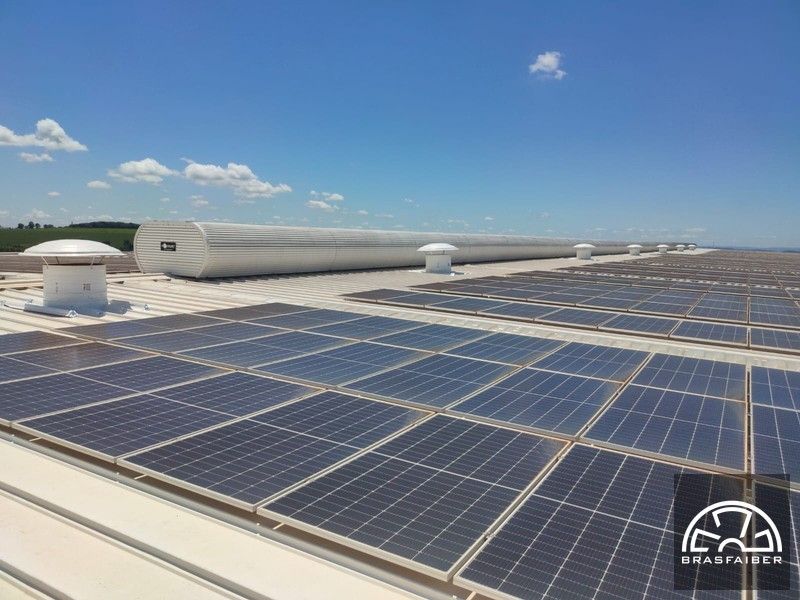 Exaustores de telhado instalados na cobertura do galpão