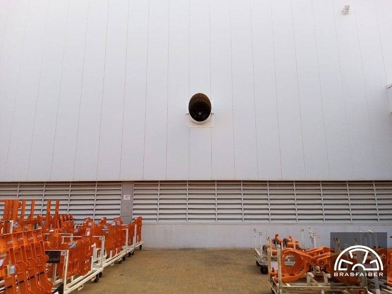 Detalhe do ventilador de parede com grelha de ventilação