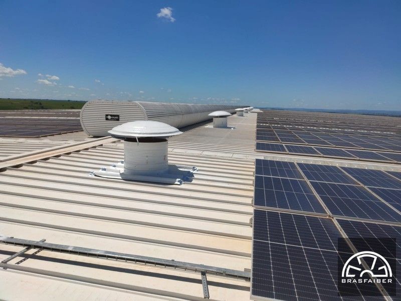 Detalhe do exaustor de telhado na cobertura do galpão