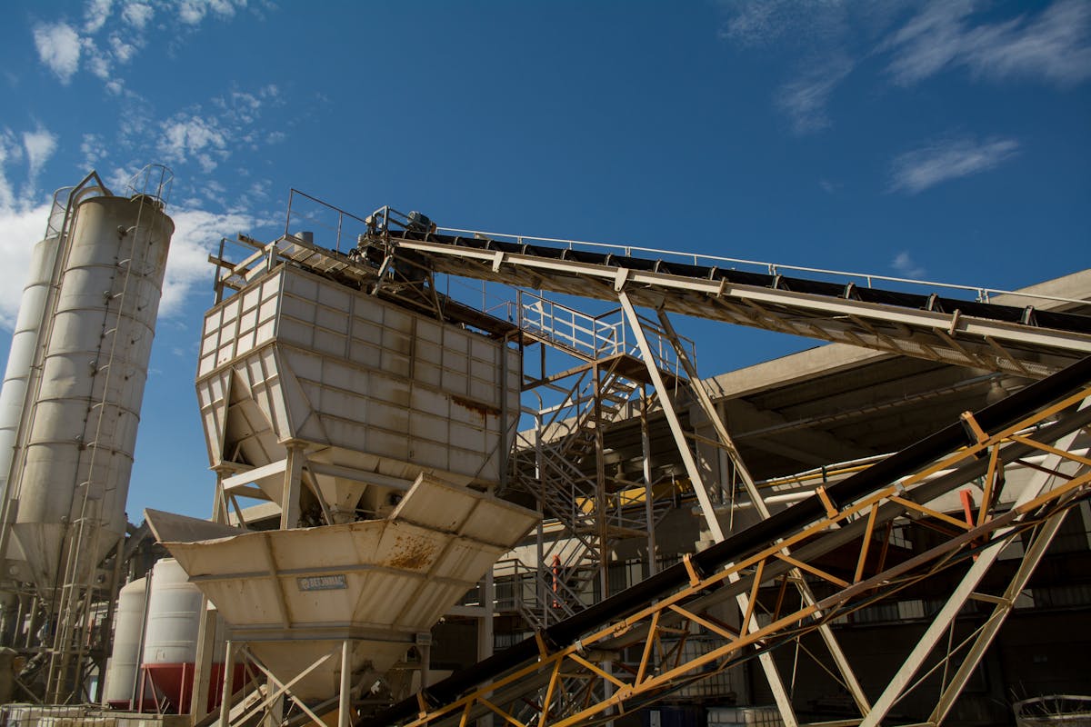 Fábrica de cimento com silos rotativos e estrutura industrial