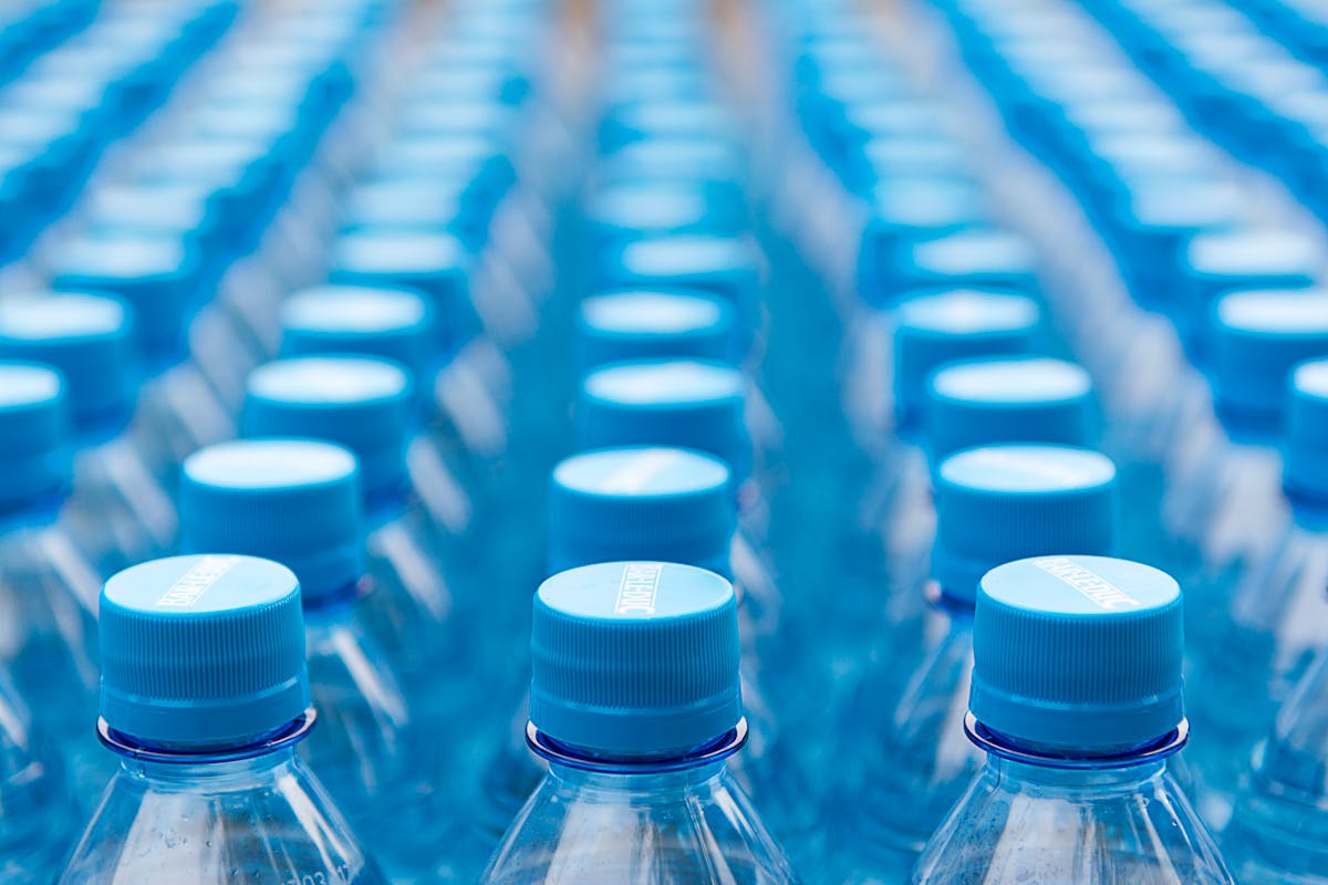 Garrafas plásticas em linha de produção industrial