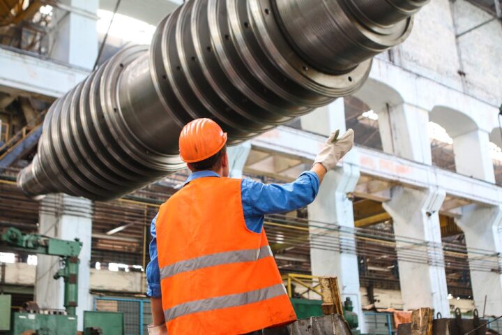 Aço líquido sendo processado em alto-forno de siderúrgica