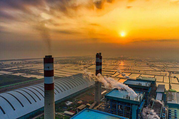 Vista aérea de usina sucroalcooleira com chaminés industriais