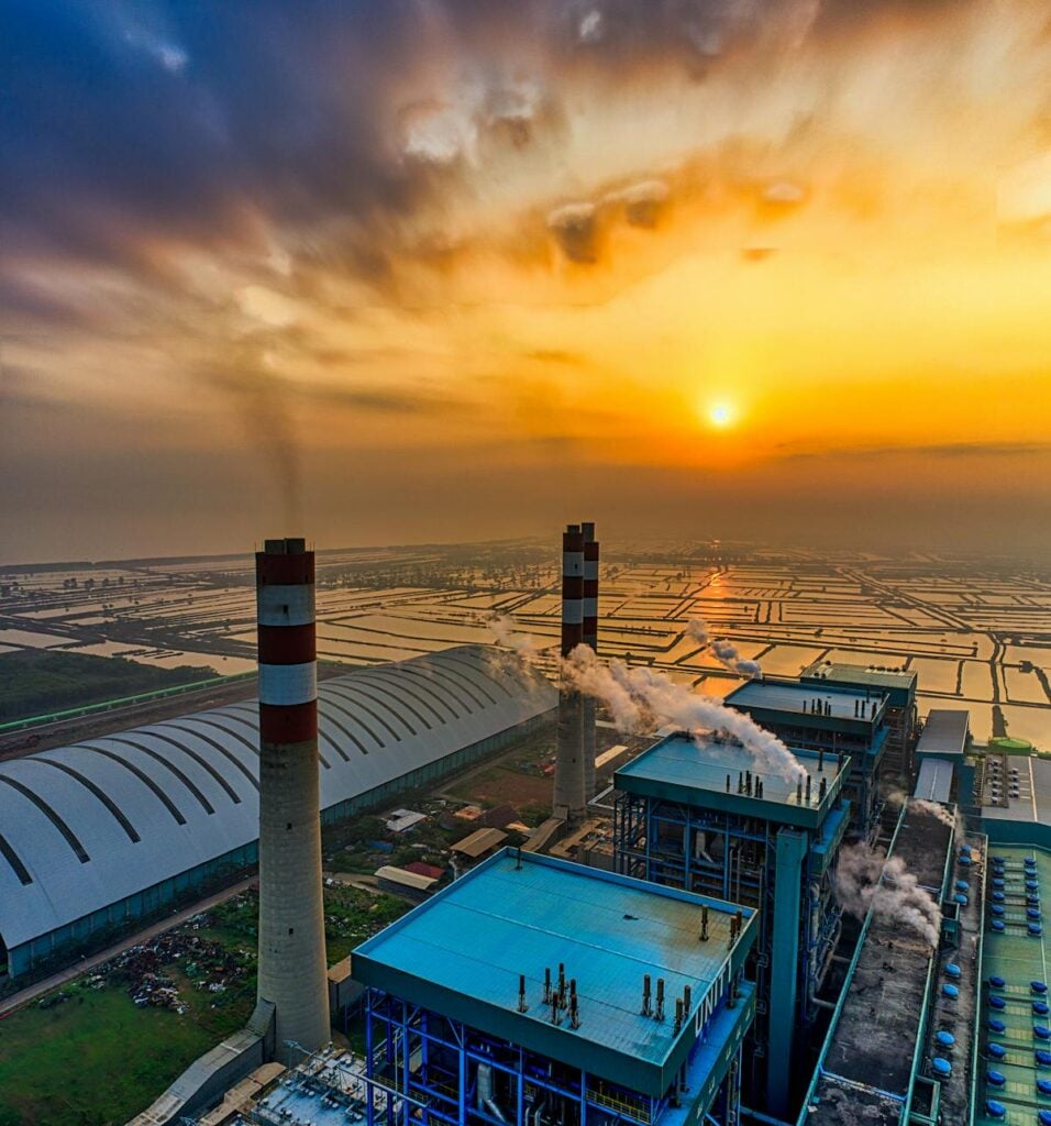 Vista aérea de usina sucroalcooleira com chaminés industriais