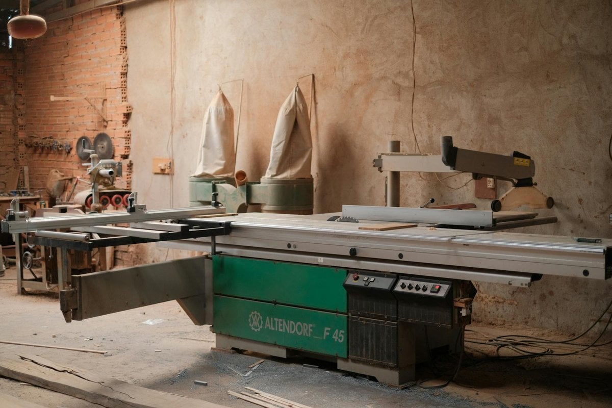 Oficina de marcenaria com serra Altendorf e sistema de coleta de pó