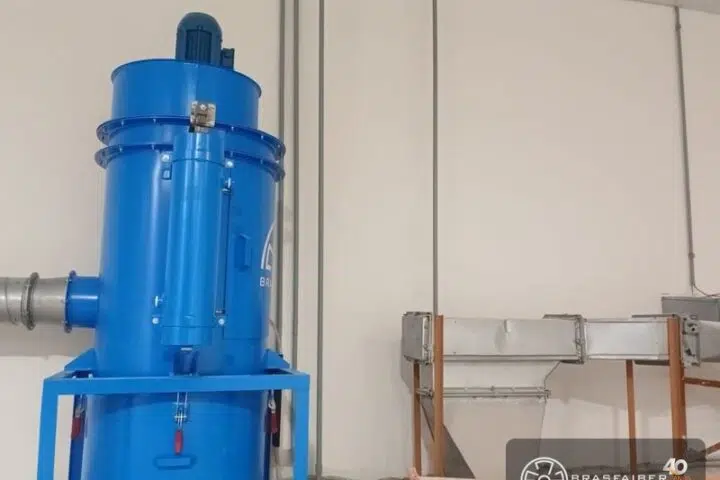 Coletor de pó CC/40-300 instalado com rede de dutos — Brasfaiber