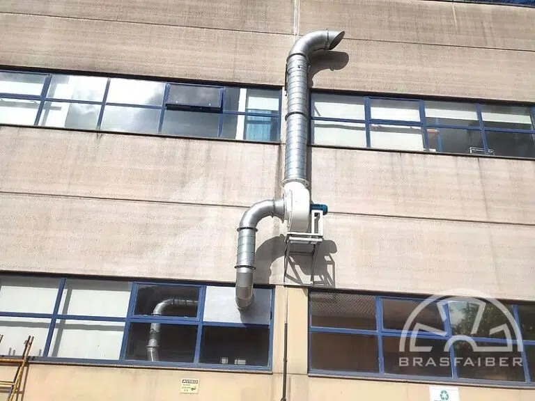 Exaustor centrífugo com voluta em PRFV e tubulação em aço carbono conduzindo os vapores para fora da sala