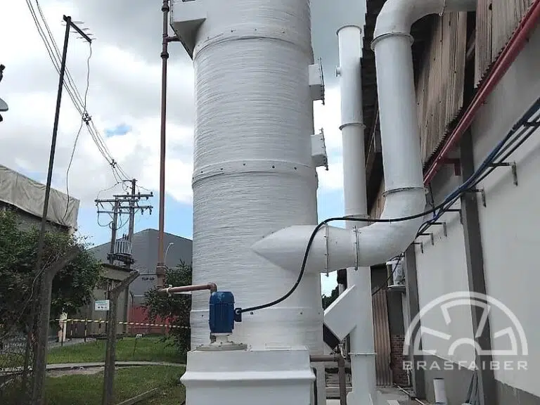 Lavador de gases tipo coluna de absorção em PRFV com bomba hidráulica para tratamento de gases em indústria de fertilizantes