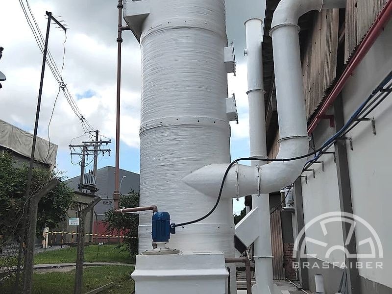 Lavador de gases tipo coluna de absorção em PRFV com bomba hidráulica para tratamento de gases em indústria de fertilizantes