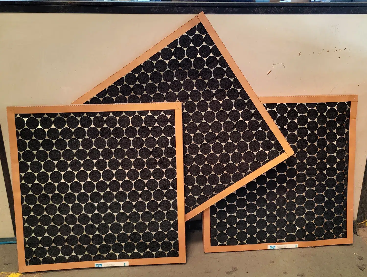 Painéis de filtro de carvão ativado com pastilhas de carvão sobre tela e moldura em papelão