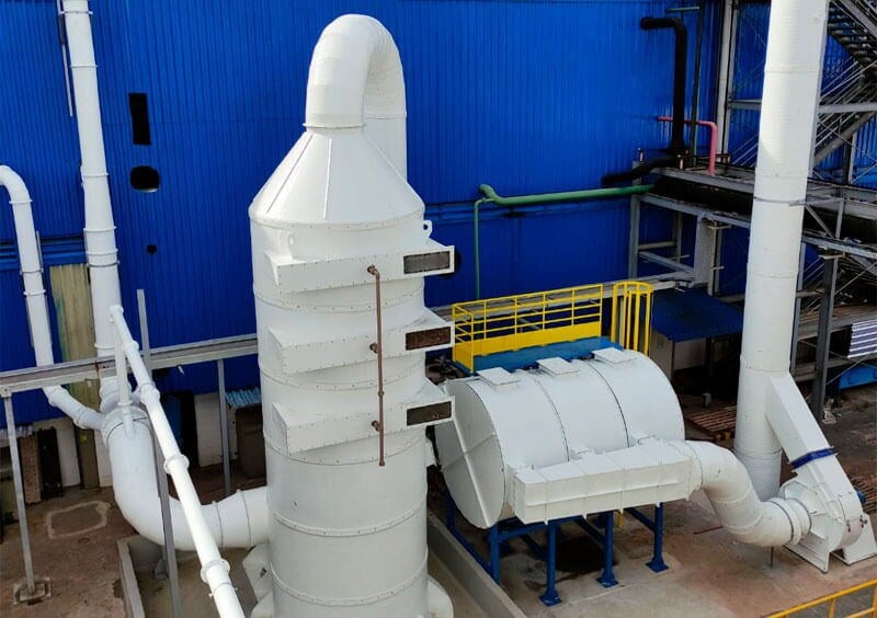 Lavador de gases industrial em PRFV com exaustor centrífugo e dutos, tratando gases e odores em indústria