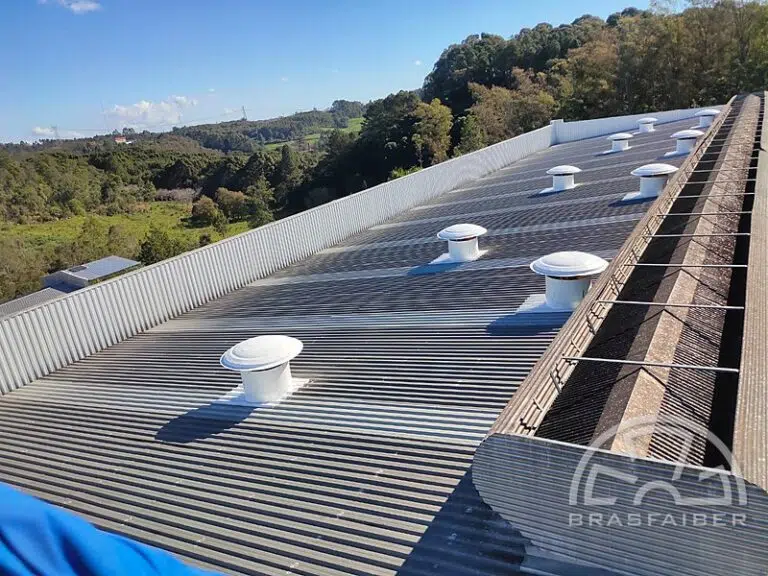Exaustores de telhado em PRFV na cobertura do setor de pintura