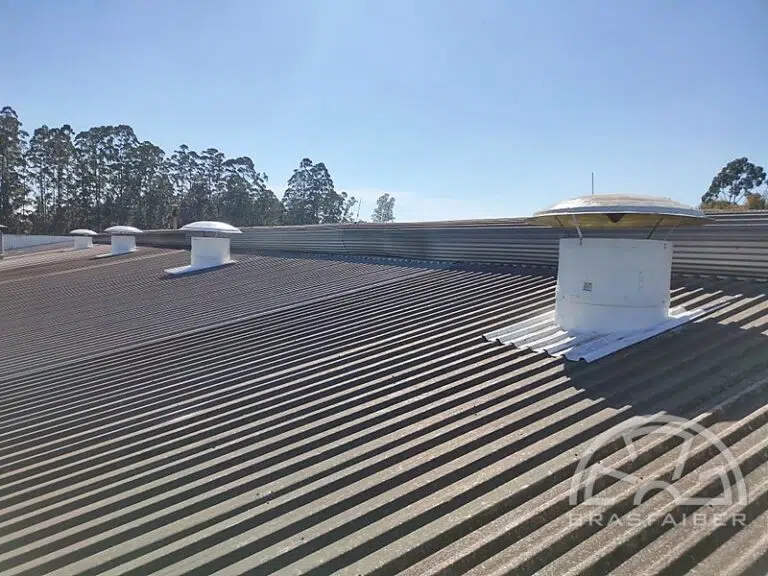 Vista da cobertura industrial com exaustores de telhado motorizados em operação
