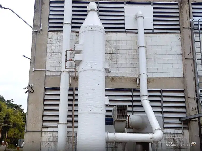 Corpo da torre de absorção de gases em PRFV laminado, com chaminé de descarga e duto de captação — Brasfaiber